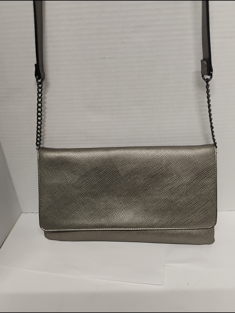 Elegant Metallic Crossbody Bag in Silver